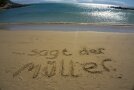 Am Strand im Sand geschrieben "... sagt der Müller".