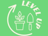Logo zum Workshop "Level up your plants" Ein rundes grünes Logo mit weißer Schrift, weißem Blumentopf und Gärtnerschaufel