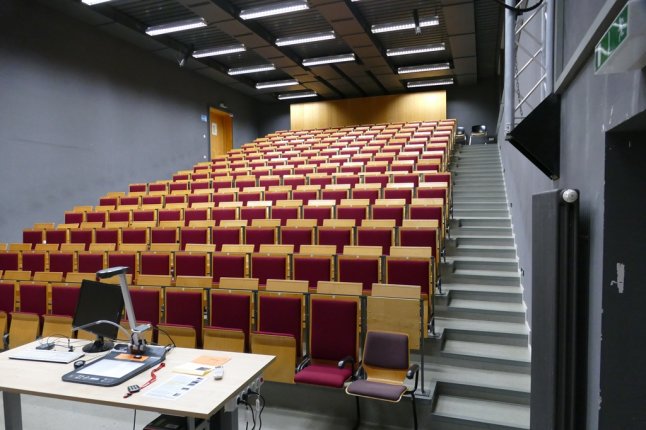 Gesamtansicht der Aula mit neuen Polstern