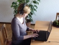 Mit Headset und Laptop im Online-Unterricht