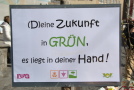 Plakat mit dem Text "Zukunft in grün - es liegt in deiner Hand" 