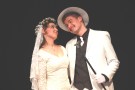 Meckie Messer mit seiner Braut Lucy Brown im Hochzeitsgewand