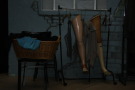 Ein Korb mit Kleidung für Bettler, im Hintergrund künstliche Beine für Bettler