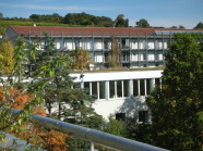 Blick auf das Schulgebäude und Wohnheim