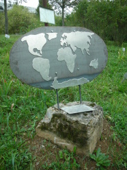 Skultptur aus Blech mit Weltkarte