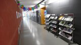 Flur zum Eingang der Bibliothek mit Luftballons geschmückt und Auslage