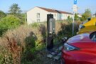Im Vordergrund die E-Lade-Säule, im Hintergrund das Wohnheim