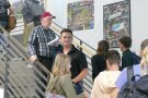 Studierende auf der Suche nach ihrem Lehrsaal
