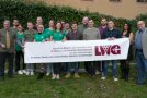 Klassenfoto mit Semesterleiter und Schulleiter vor dem Zehntkeller in Veitshöchheim