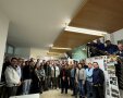 Studierende, Gäste und Lehrkräfte im Foyer zum gemeinsamen Foto