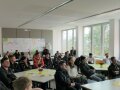 Interessierte sitzen im Lehrsaal der Fachrichtung Garten- und Landschaftsbau