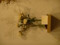 Weiße Rosen mit Gräsern in Vase