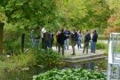 Studierende und Lehrkräfte stehen im Außenbereich und unterhalten sich