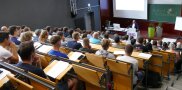 Die neuen Studierenden und LWG-Präsident Maier in der Aula