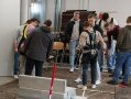 Studierende ziehen das Exoskelett an