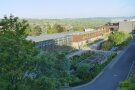 Blick über den Campus mit Trainingsgewächshaus und Analytikgebäude