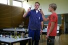 Der Rotwein im Glas wird betrachtet und beschrieben