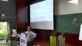 Schulleiter Arved von Mansberg erklärt den Studierenden den Schulbetrieb