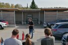 Ein Mitarbeiter der Firma Metzler Feuerschutz erklärt den Studierenden die Feuerlöscher