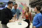 Austausch von Studierenden am Messestand