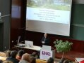 Schulleiter begrüßt die Interessenten in der Aula
