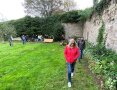 Bestandsaufnahme - Besichtigung entlang der Mauer am Rand des Klosters