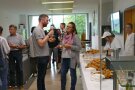 Studierende und Lehrkräfte stehen am Büffet