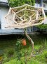 Blume aus Geflecht von Stricken, Blatt mit Efeu im Topf dargestellt