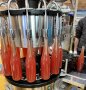 Der Wein "Rotes Schaf" wird in Flaschen abgefüllt