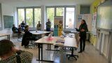 Die Semesterleiterin erklärt fachliche Inhalte zum Schulbesuch Weinbau und Oenologie