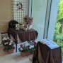 Große Flamingoblume im Zimmer - draußen weiße und rote Geranien im Balkonkübel