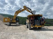 Kettenbagger und Muldenkipper im Steinbruch