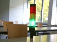 Eine CO2-Ampel die grün leuchtet in einem Lehersaal der Meister- und Technikerschule.