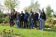 Klasse steht im Park vor einem Tulpenfeld in den Niederlanden