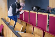 Rückenpolster werden montiert
