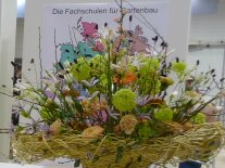 Blumenvielfalt im Weidekorb
