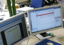 Zwei Bildschirme für den Unterricht in der Online-Phase