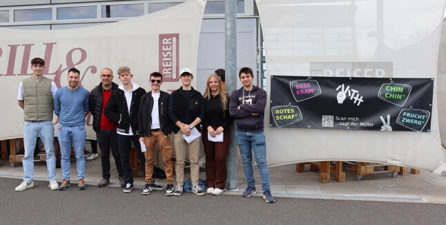 Klassenfoto der Studierenden aus Laimburg vor "Reiser's Kochschule" in Dettelbach