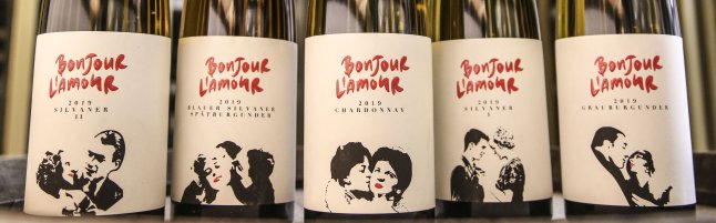 Fünf Weinetiketten zum Thema Bonjour l'amour