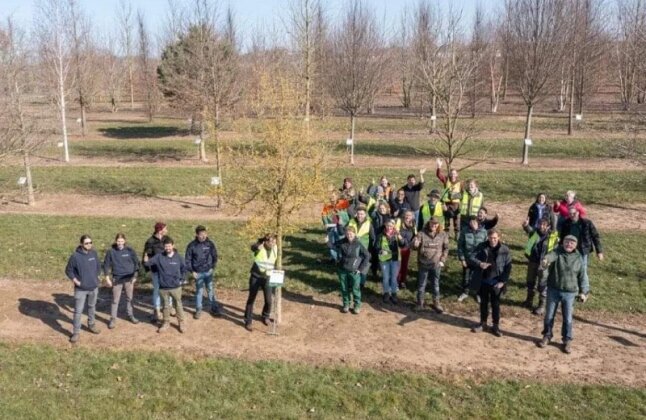 Klassefoto der Fachrichtung Gartenbau mit Schwerpunkt Baumschule mit Exkursionsleiter Klaus Körber im Baumschulbetrieb im Ammerland