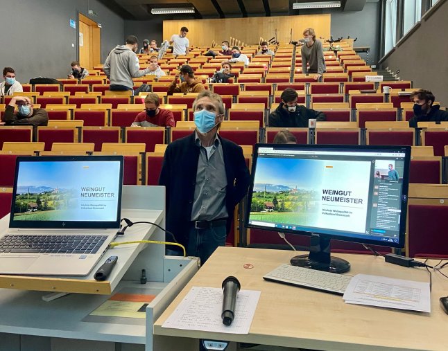 Letzte Vorbereitungen in der Aula vor dem Start der Vorträge