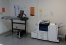 Ein moderner Scanner und Drucker/Kopierer steht für die Studierenden zur Verfügung