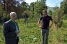 Lehrkräfte stehen im Obstgarten von Klosterneuburg