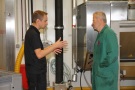 Lehrkräfte unterhalten sich über die Maschinen im Keller