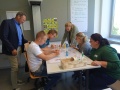 Studierende gestalten ihre Acrylplatte