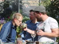 Ein Besucher riecht an einem Glas mit Gewürzen.