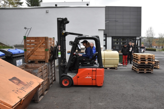 Holzkisten werden gestapelt